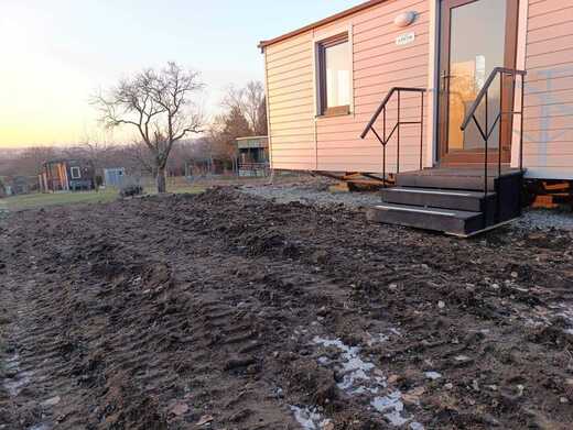 Usazení béžového mobilního domu Super Arktik na pozemku