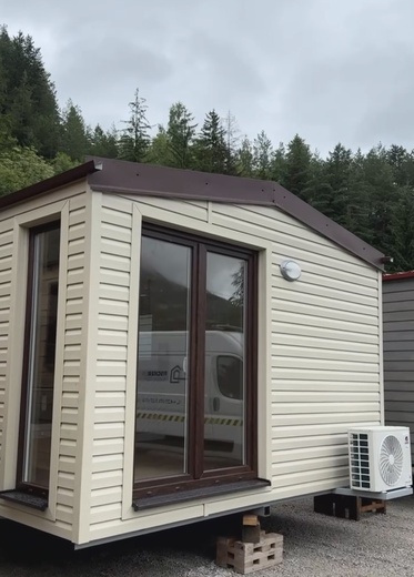 Bílý mobilní dům – boční pohled moderního mobilního bydlení