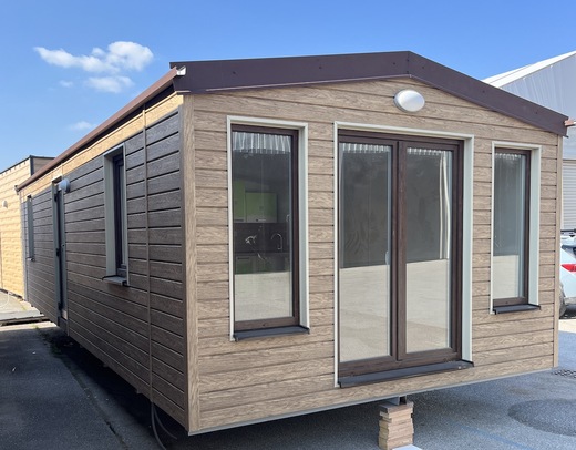 Boční pohled mobilní dům hnědá fasáda | moderní design