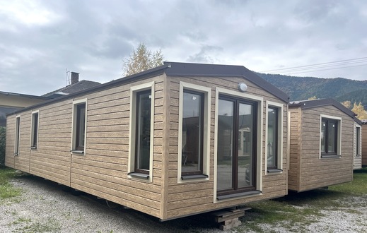 Moderní mobilní dům s velkými okny – designový exteriér