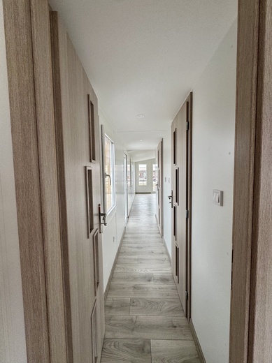 Chodba mobilního domu Super Arktik Wood – moderní a praktická