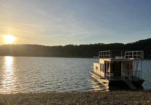 houseboat-v-pristavu.JPG
