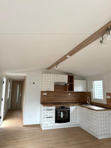 Interiér mobilního domu – kuchyně a obývací pokoj v moderním designu