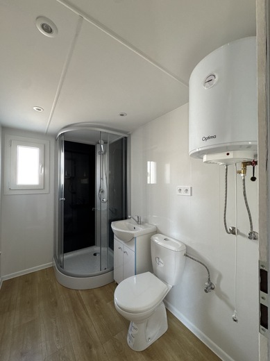 Koupelna kompletně zařízená | moderní koupelnový interiér