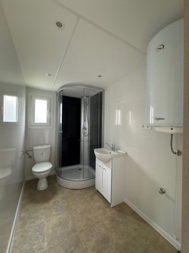 Mobilní dům Super Arktik – Koupelna se sprchovým koutem a WC