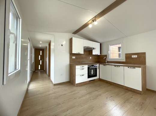 Mobilní dům Super Arktik – moderní kuchyně s obývacím prostorem