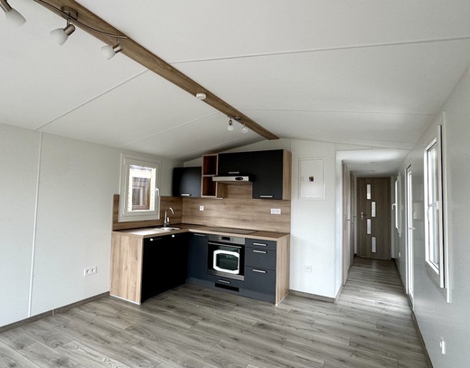 Super Arktik Wood – plně vybavená kuchyň v mobilním domě