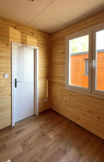 Mobilní dům – ložnice s dřevěným obkladem
