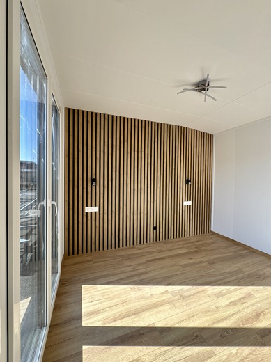 Super Arktik Family – ložnice s lamelovou stěnou