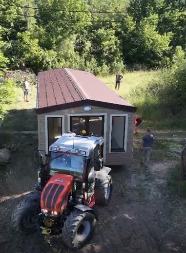 manipulace-s-mobilnim-domem-traktorem.jpg
