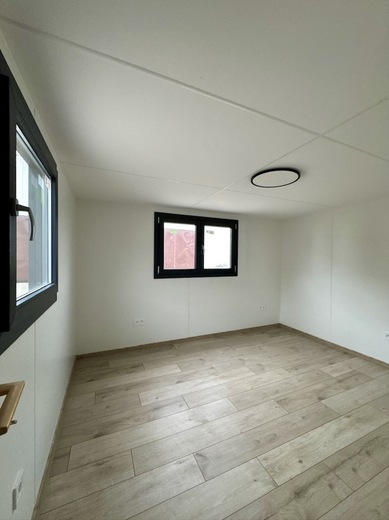 Mobilheim interiér – velká ložnice pro pohodlné bydlení