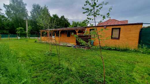 Mobilní dům 12x4 m – dřevěná fasáda Nuss