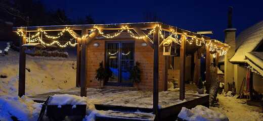 Mobilheim s dřevěnou fasádou v zimním prostředí | Inspirace bydlení