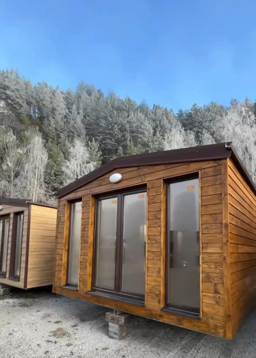 Mobilheim s dřevěným obkladem Nuss a hnědými okny