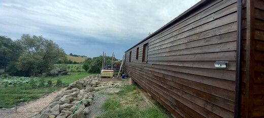 Mobilheim s dřevěným obkladem palisandr – zadní pohled