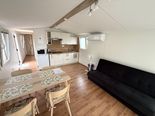 Kuchyň s obývákem v mobilheimu