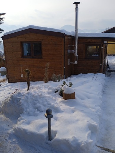 Mobilní dům s krbem – zimní prostředí