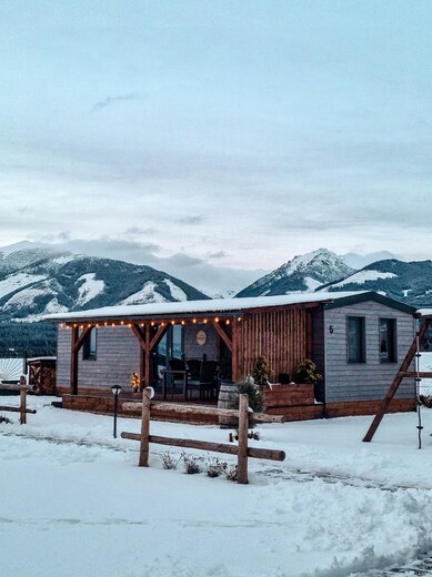 Mobilní dům šedá dřevěná fasáda – zimní prostředí