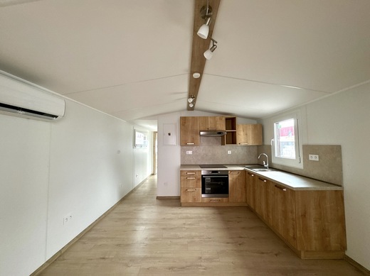 Mobilní dům Super Arktik – moderní obývák s klimou a kuchyní