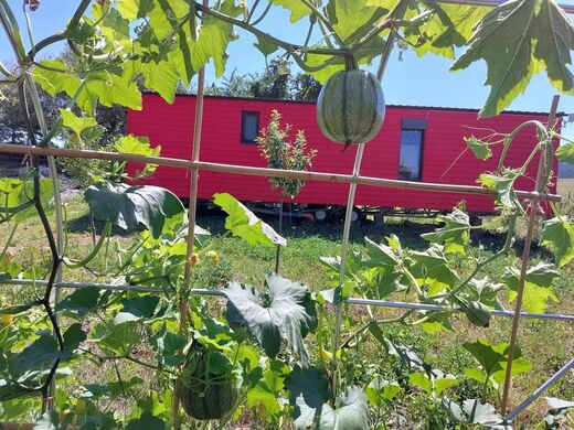 Mobilní dům na zahradě – červená dřevěná fasáda