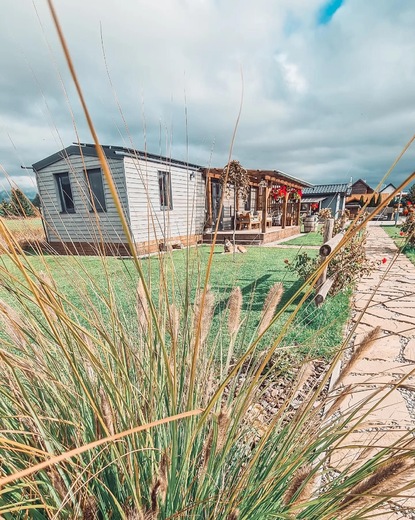 Mobilní dům šedý dřevěný obklad