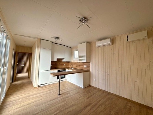 Obývací pokoj a kuchyň v mobilním domě Family – dřevěný obklad