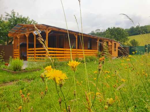 Mobilheim Nuss dřevěná fasáda – léto