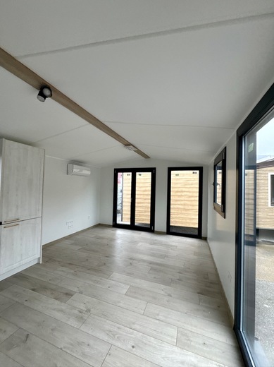 Mobilní dům – obývák s velkými okny a dostatkem světla