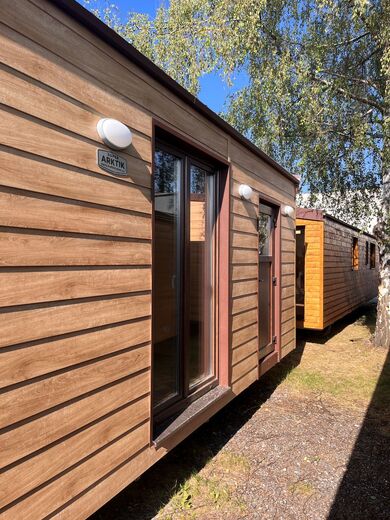 Mobilní dům s fasádou Kerrefront Malt Oak
