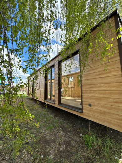 Mobilní dům s velkými okny | Moderní a světlý interiér