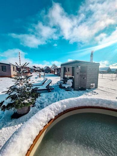 Mobilní dům jako sauna v zimní krajině