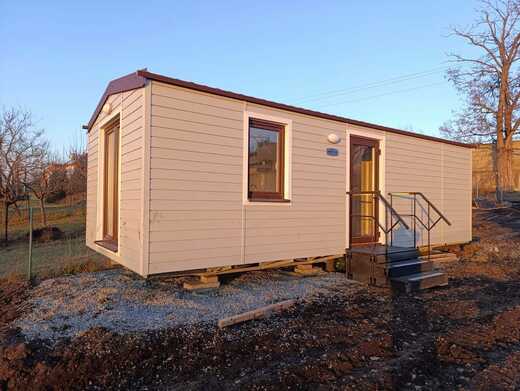 Mobilní dům se sedlovou střechou na pozemku | Instalace domu