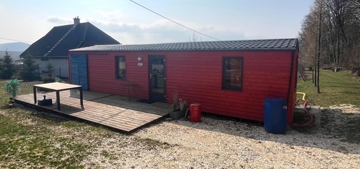 Mobilní dům Super Arktik 12x4 m s dřevěnou fasádou