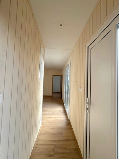 Super Arktik FAMILY – mobilní dům s chodbou a dřevěným obkladem