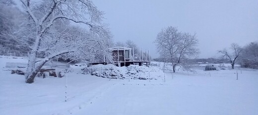 Mobilní dům Super Arktik u rybníku v zimě