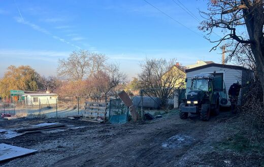 Mobilní dům – přesun traktorem na místo instalace