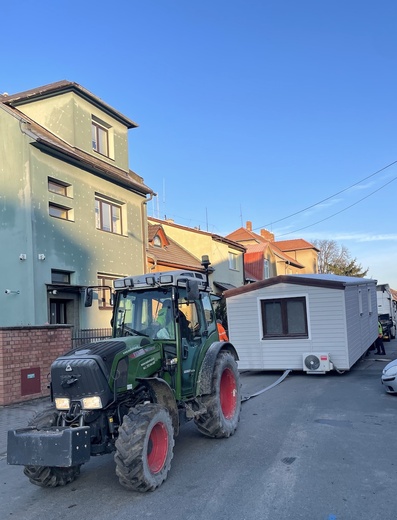 Mobilní dům – vykládka z kamionu na pozemku