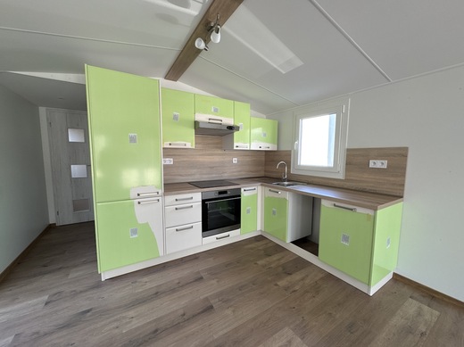 Moderní kuchyně mobilheimu se spotřebiči | kompletní vybavení