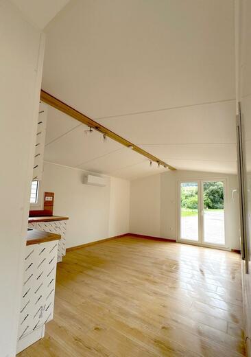 Obývací pokoj mobilního domu – moderní a útulný interiér