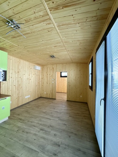 obyvak-s-drevenym-obkladem-v-mobinim-dome.jpg