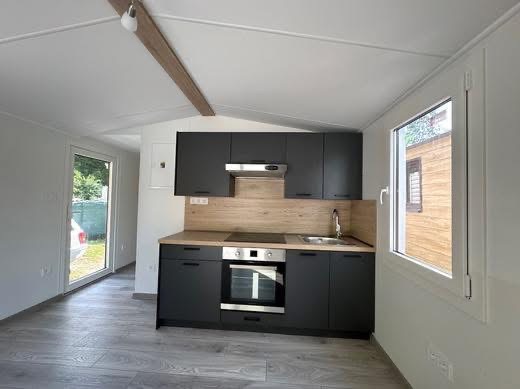 Obývák s kuchyní v mobilheimu | Moderní mobilní dům