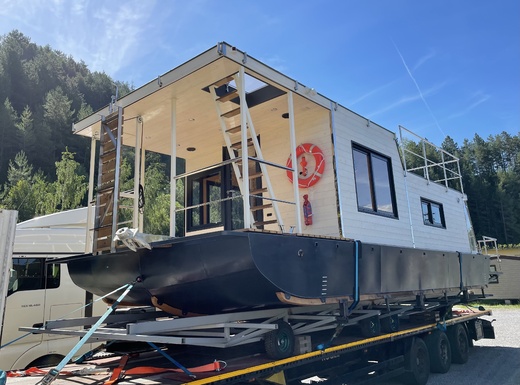 Plovoucí mobilní dům Super Arktik Houseboat při převozu.jpg