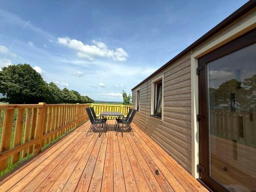 Terasa s posezením u mobilního domu