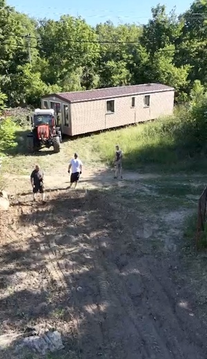 presun-mobilniho-domu-traktorem.jpg