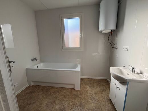 Prostorná koupelna se sanitárním vybavením