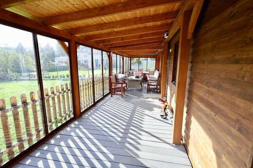 Prostorná terasa mobilního domu Super Arktik