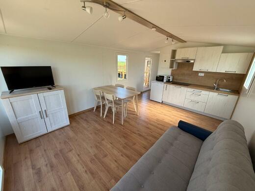 Obývací pokoj s kuchyní v mobilním domě