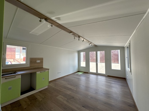 Mobilní dům Super Arktik – obývací pokoj s balkonovými dveřmi