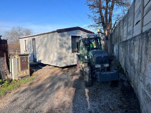 Transport mobilního domu – vyložení na pozemku