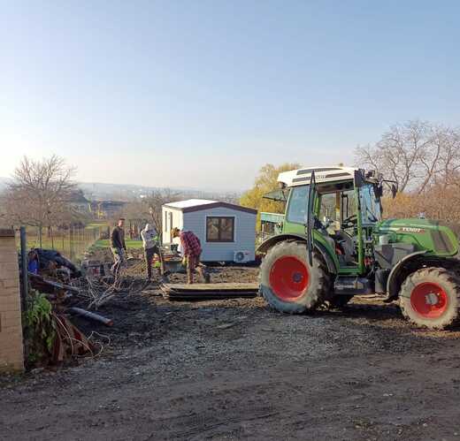 Instalace mobilního domu – umístění traktorem